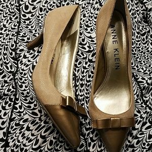 Women's tan/gold heels